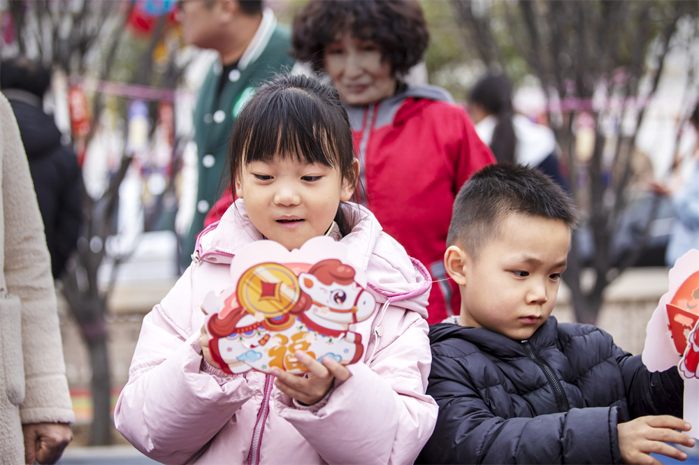 2月23日,河北省邯郸市复兴区二六七二街道东高河村,孩子们在制作灯笼。聂长青摄