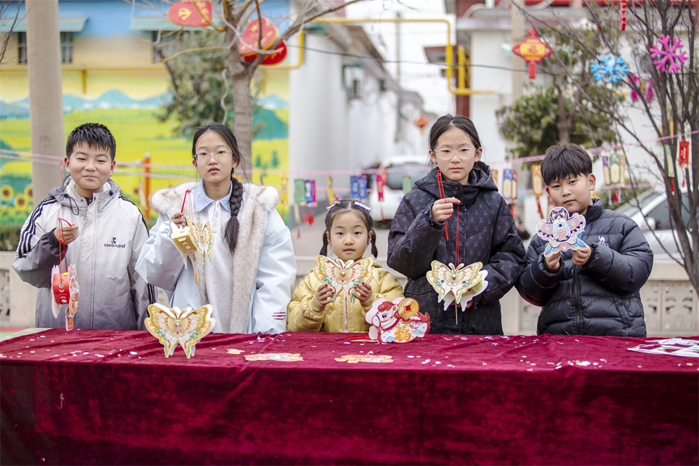 2月23日,河北省邯郸市复兴区二六七二街道东高河村,孩子们制作的灯笼展示。聂长青摄