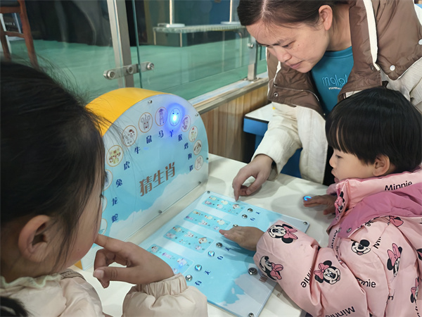 游客在科技館感受科技魅力。崔同碩攝