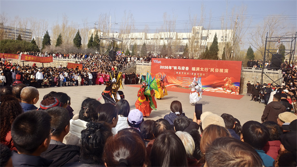 群众在活动现场观看民俗表演《跑驴》。蒿学峰摄