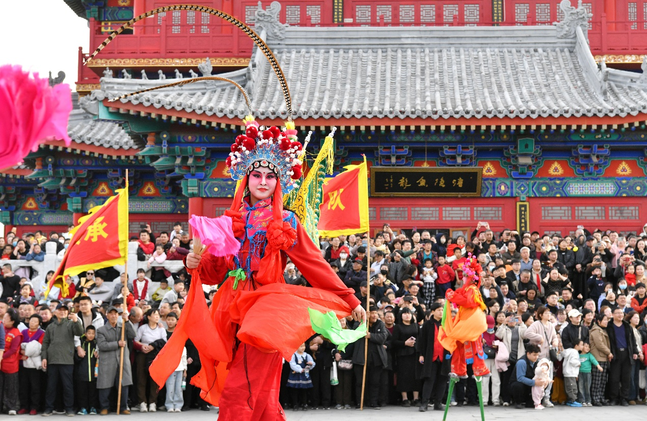 2月21日，民间艺人在河北沧州南川老街朗吟楼北广场为游客表演踩高跷。苑立伟摄