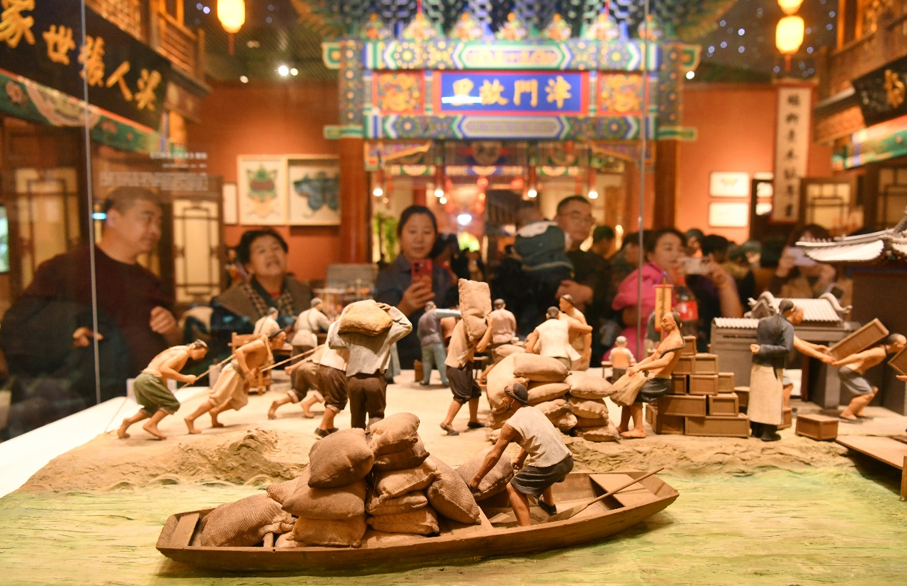 2月21日，游客在在位于河北沧州的中国大运河非物质文化遗产展示馆游览。苑立伟摄