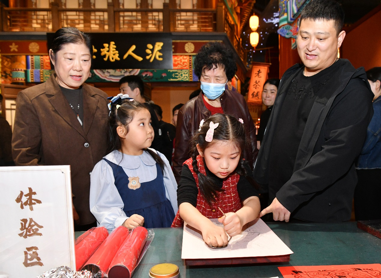 2月21日，游客在在位于河北沧州的中国大运河非物质文化遗产展示馆体验制作杨柳青木版年画。苑立伟摄