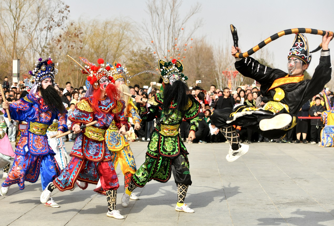 2月21日，民间艺人在河北沧州园博园为游客表演《潮汕英歌舞》。苑立伟摄