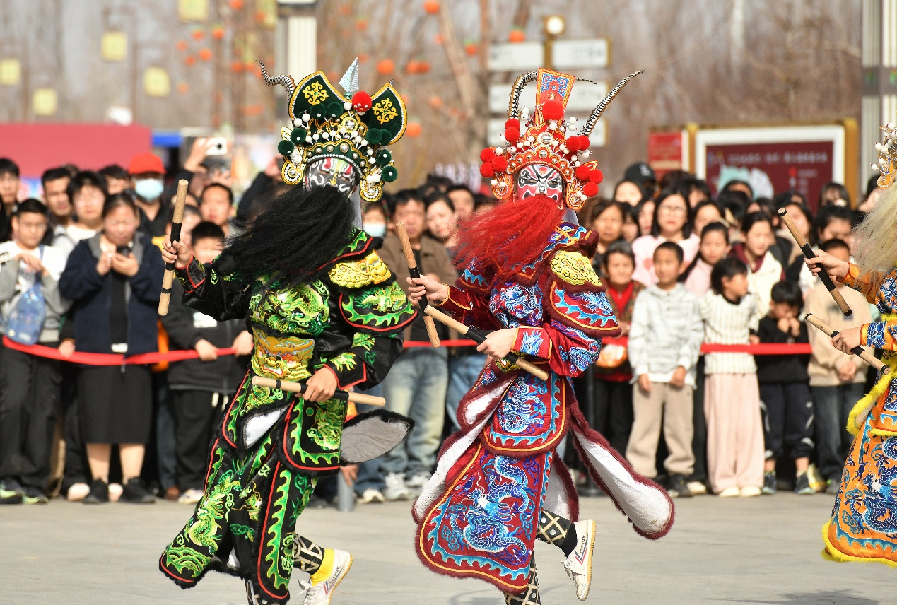 2月21日，民间艺人在河北沧州园博园为游客表演《潮汕英歌舞》。苑立伟摄