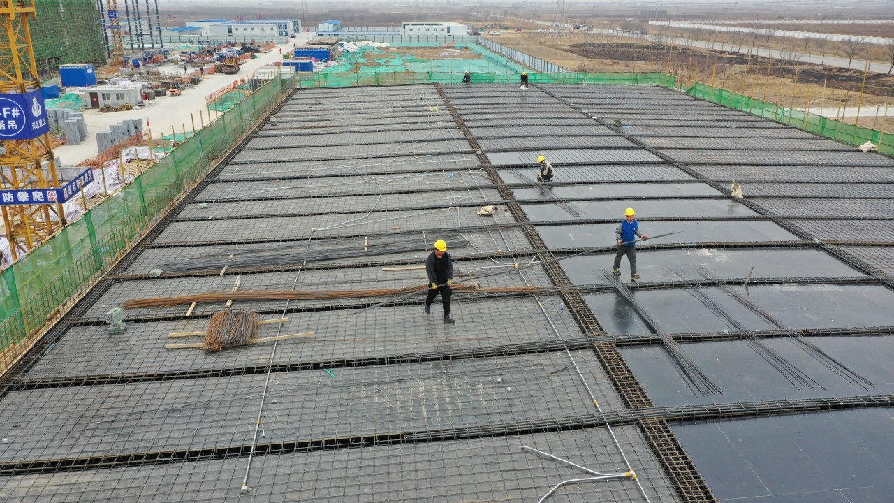 2月24日,工人在远景(沧州)零碳智能产业园项目工地工作。李杰摄