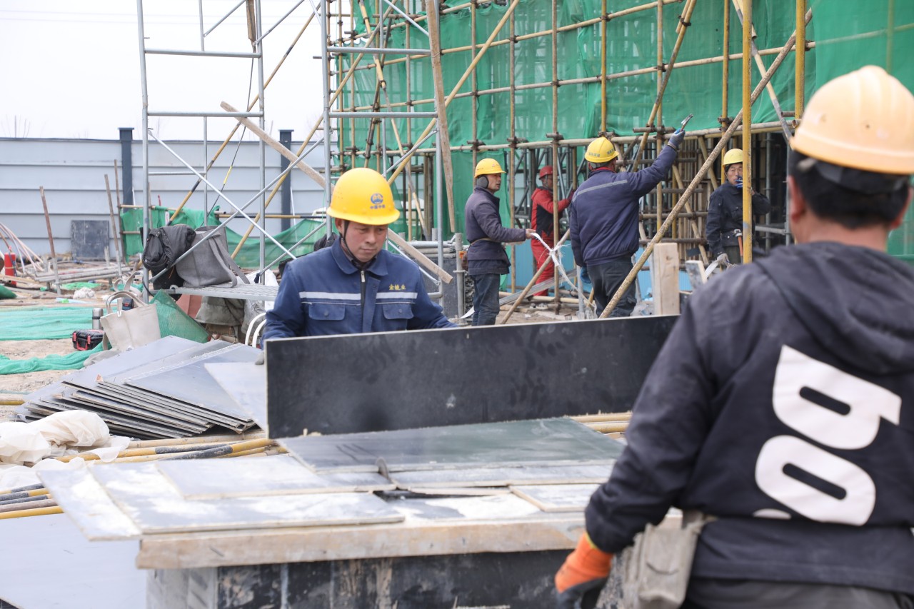 2月24日，工人在远景（沧州）零碳智能产业园项目工地工作。刘金忠摄
