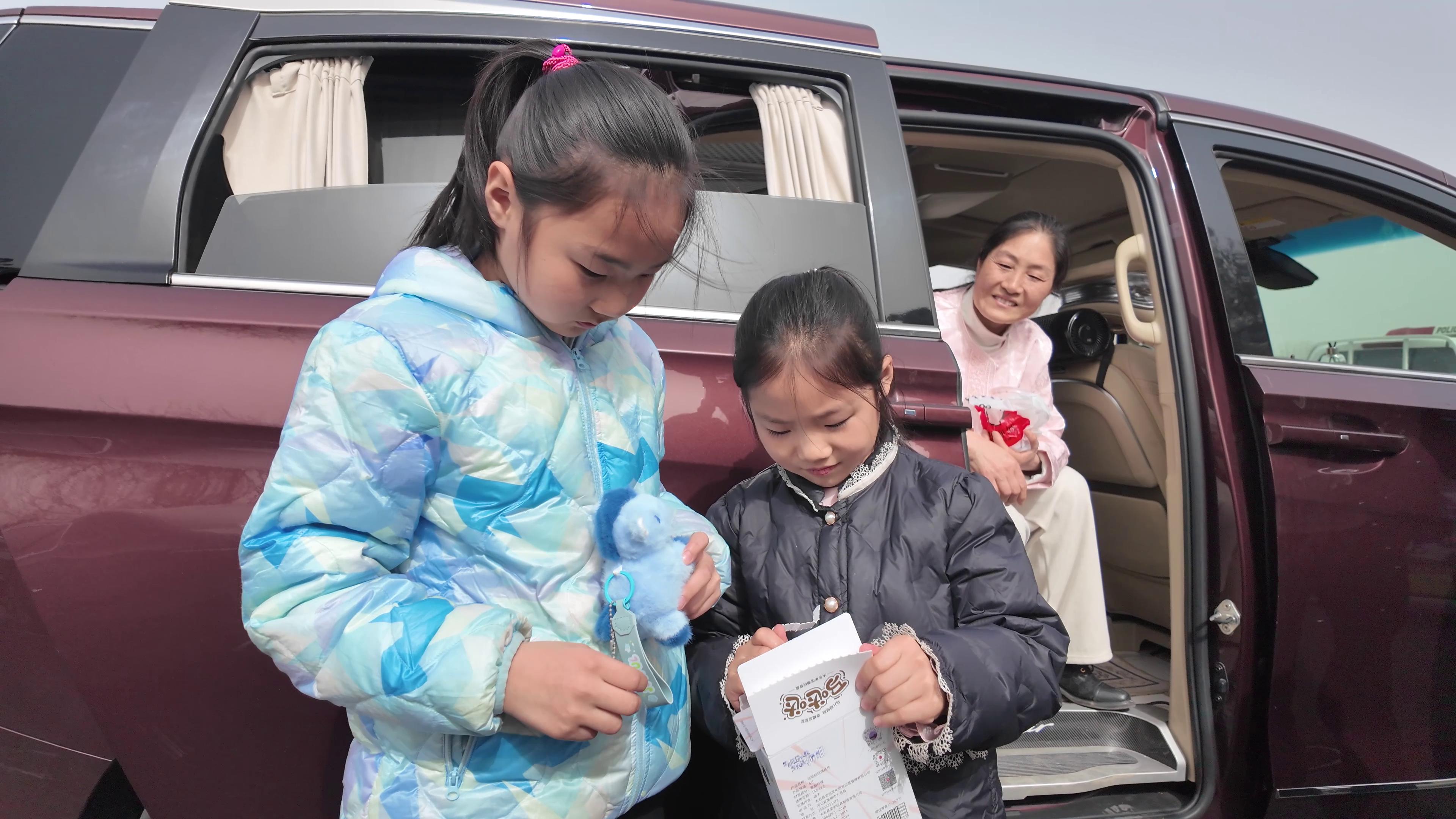 游客收到的“马哒哒”礼物。习守政摄