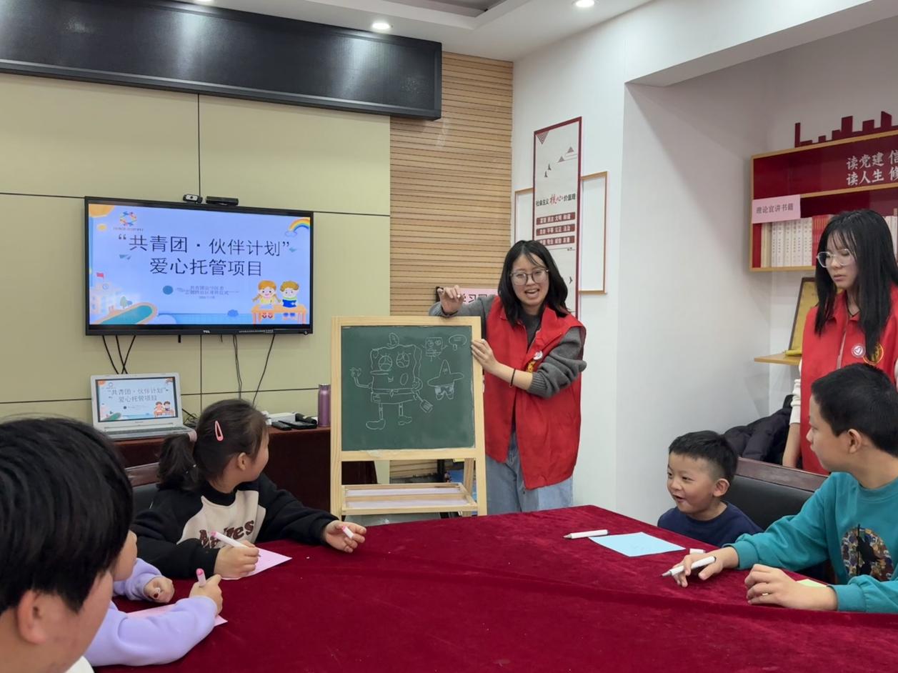 在滄州市新華區志強路社區，志願者正在教孩子們畫簡筆畫。張子衡攝