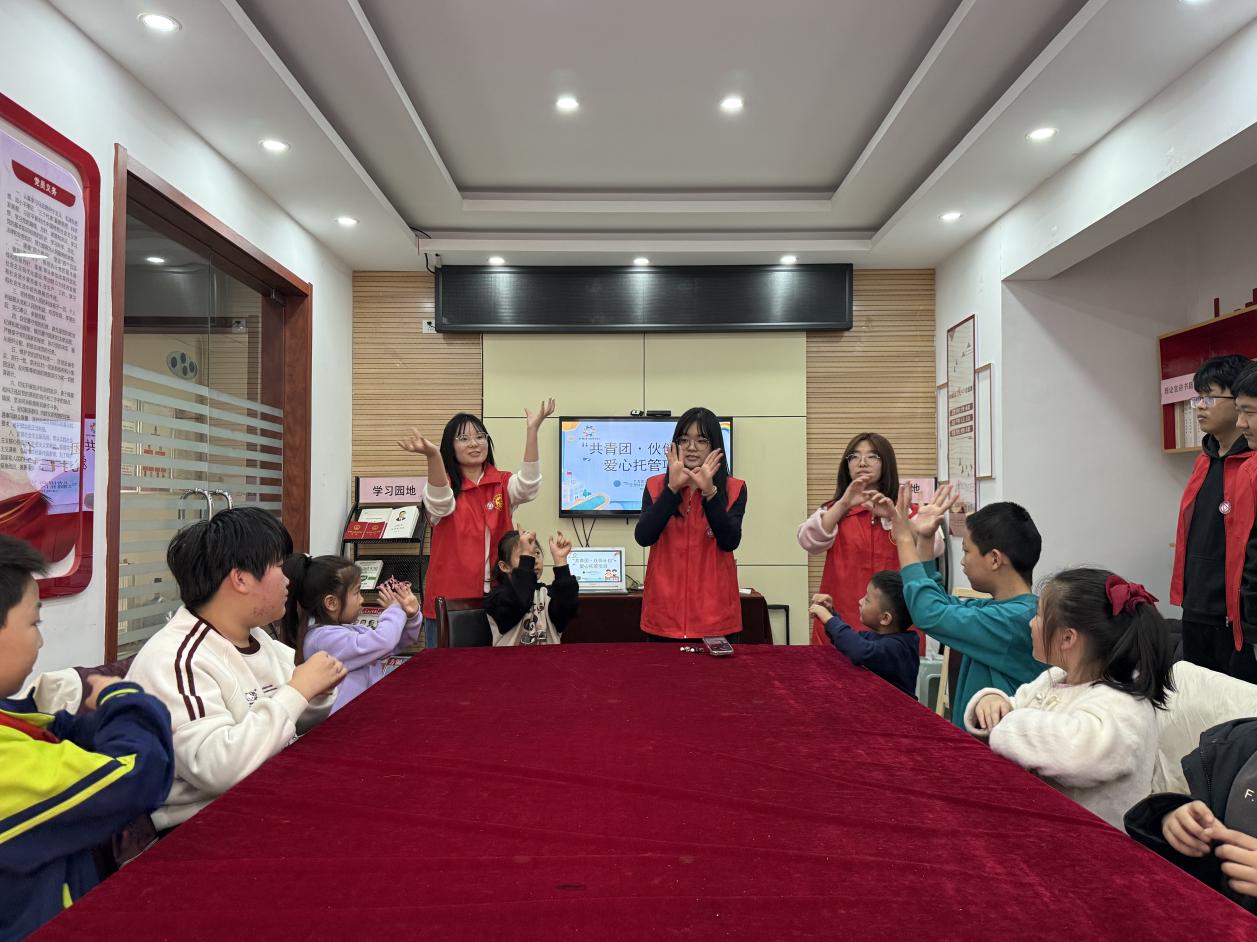 志愿者教孩子们学习新年主题手势舞。张子衡摄