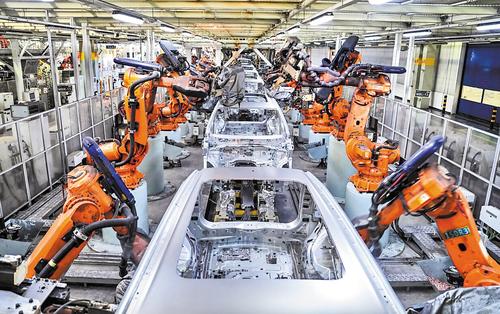 1月20日，長城汽車徐水分公司焊裝車間，機器人在進行車身焊接組裝。 本報記者 許佳奇攝