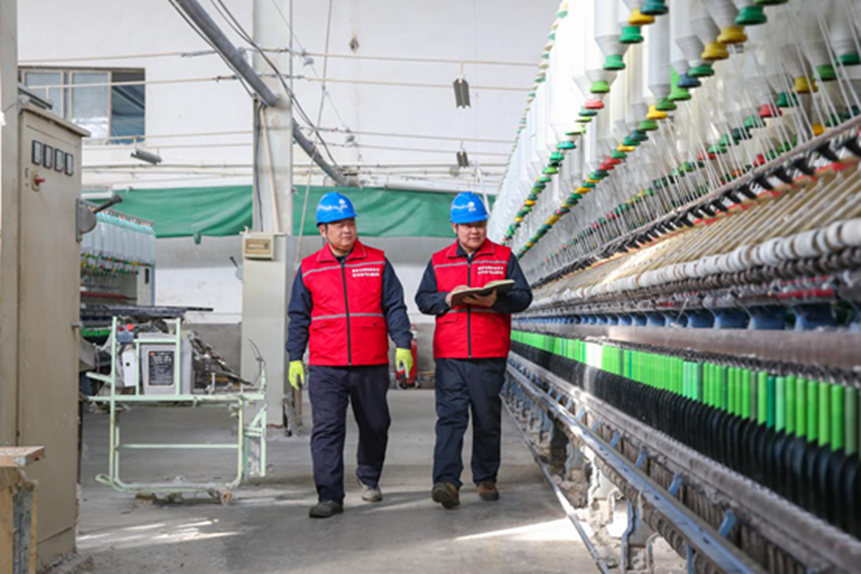 國網高邑縣供電公司萬城供電所工作人員在某紡織公司檢查用電設施。侯旭辰攝