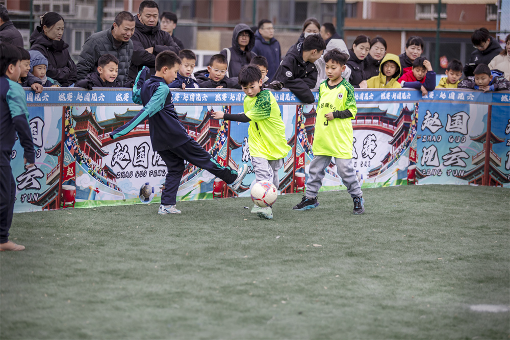 复兴区霍北小学和箭岭小学的小球员在比赛。聂长青摄