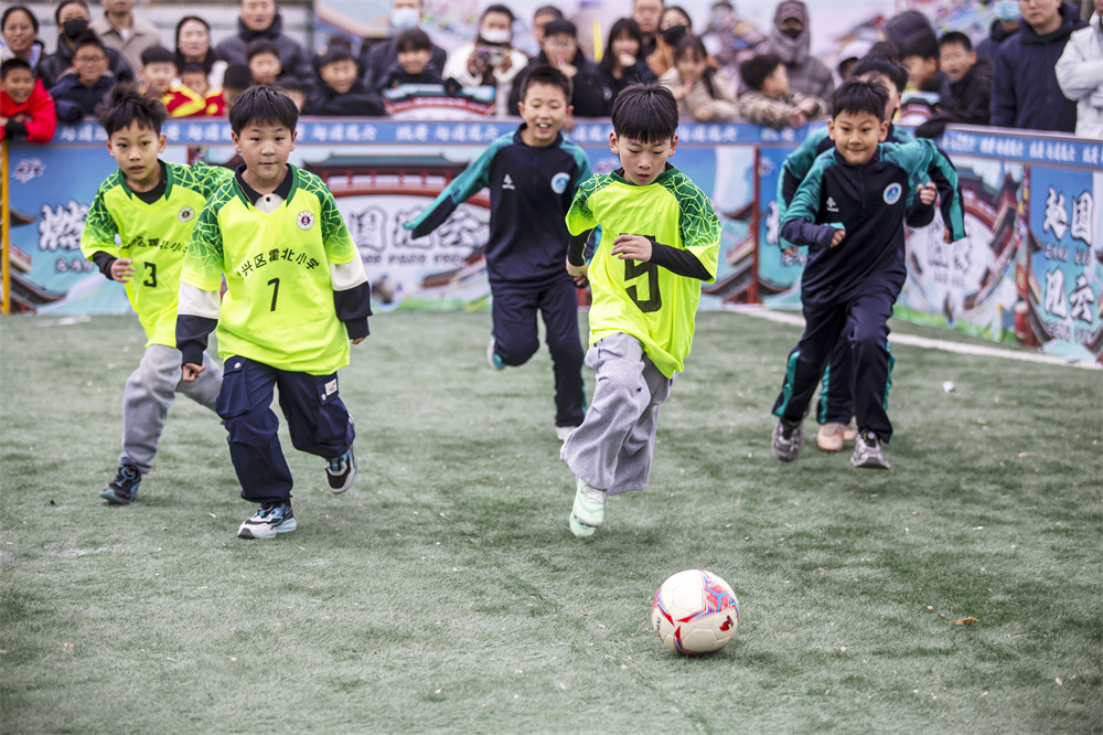 复兴区霍北小学和箭岭小学的小球员在比赛。聂长青 摄