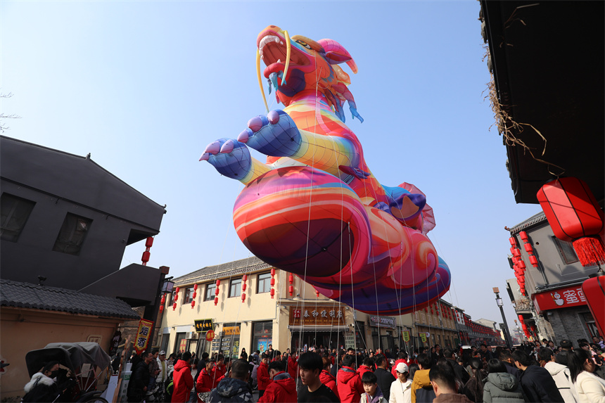 “麒麟踏瑞 全城献福”巡游活动现场,巨型麒麟造型氦气球惊艳亮相。薛志朋摄