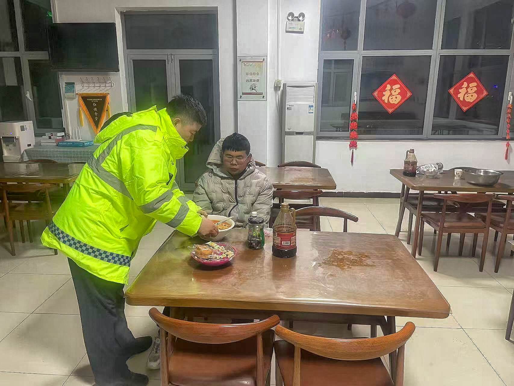 工作人員為駕駛員提供暖心服務。河北高速集團供圖