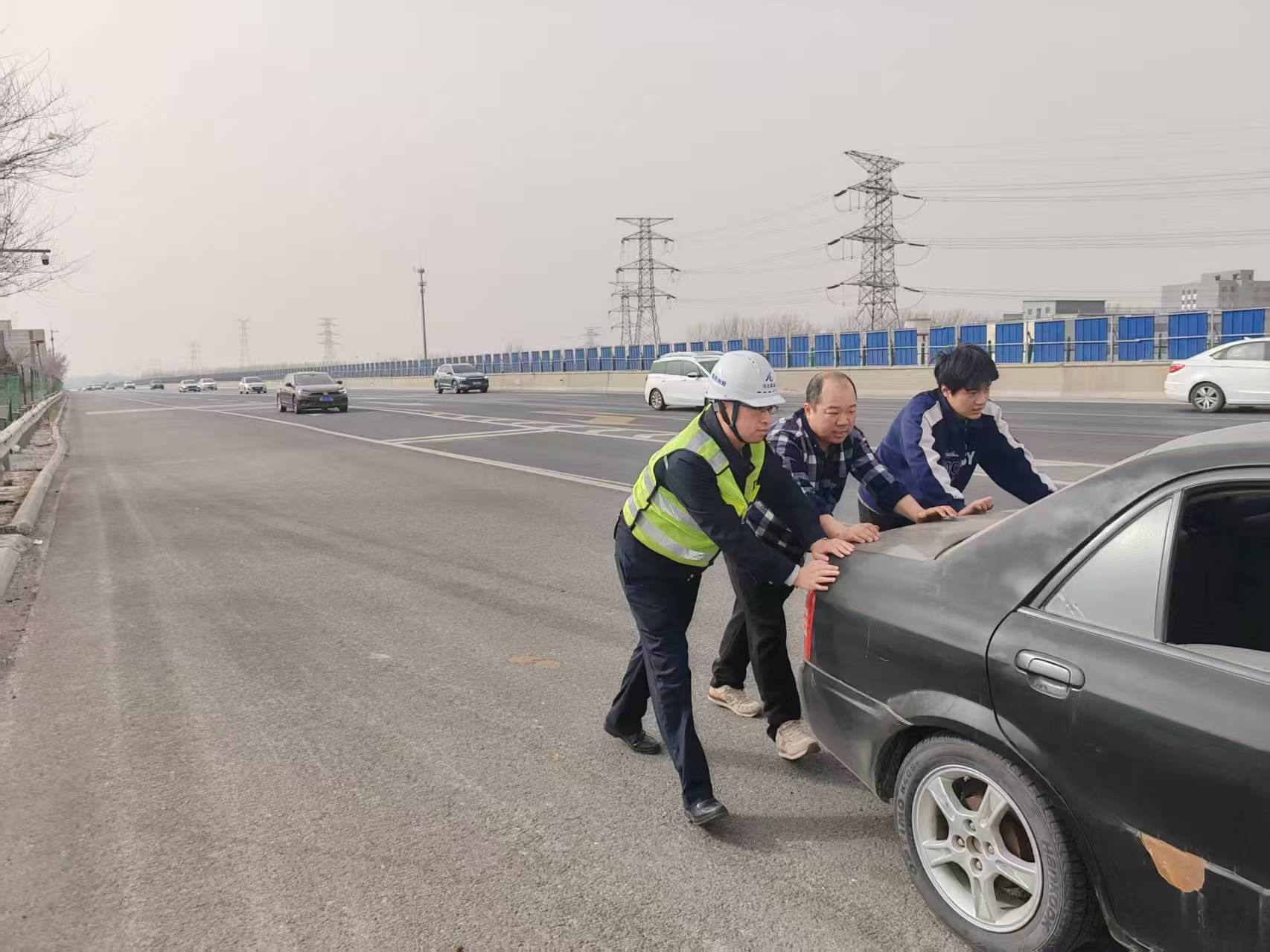 保暢隊員幫助駕駛員推行車輛。河北高速集團供圖