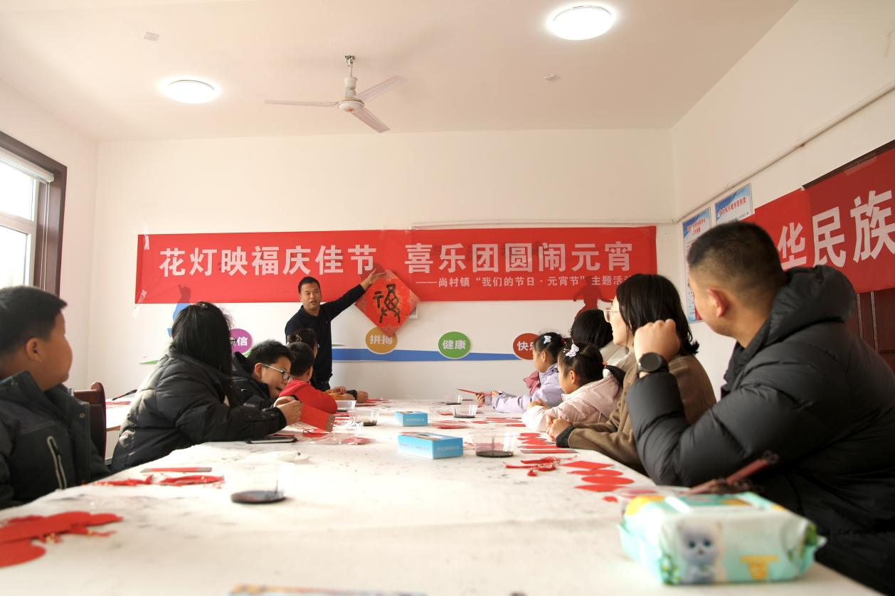 书法志愿者讲解“福”字的由来。刘巨雷摄