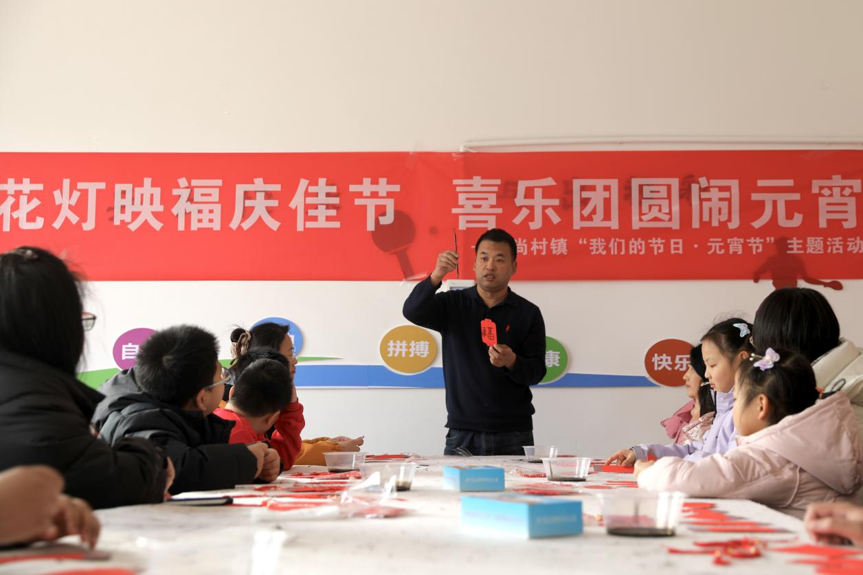 书法志愿者介绍“福”字写法。刘巨雷摄