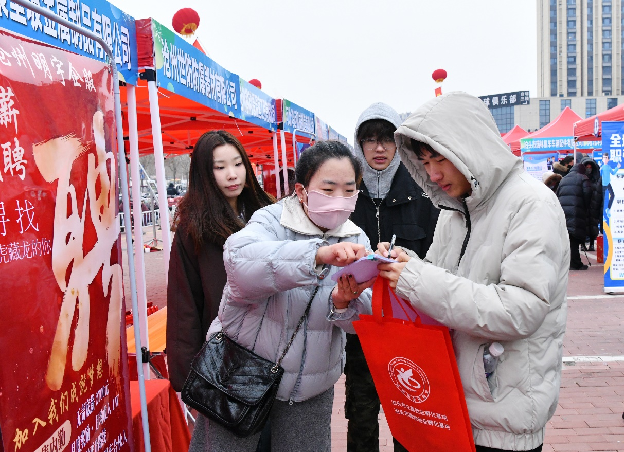 2月28日，招聘人員向求職者介紹崗位信息。苑立偉攝