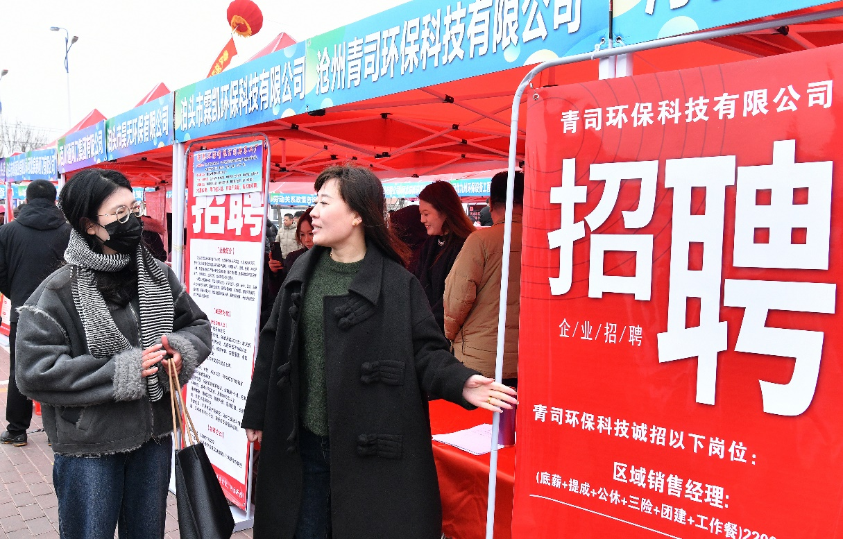 2月28日，招聘人员向求职者介绍岗位信息。苑立伟摄
