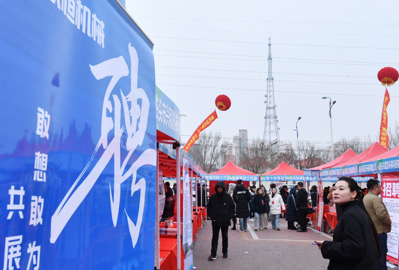 2月28日，求职者在活动现场了解就业信息。苑立伟摄