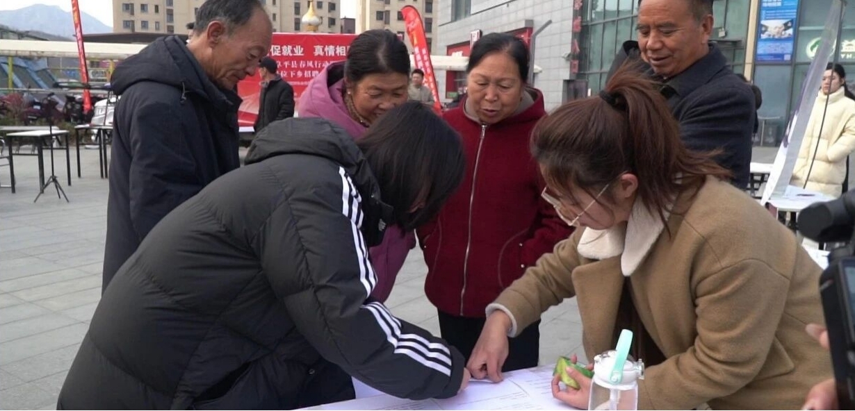 工作人员指导求职人员填写报名信息。阜平县融媒体中心供图