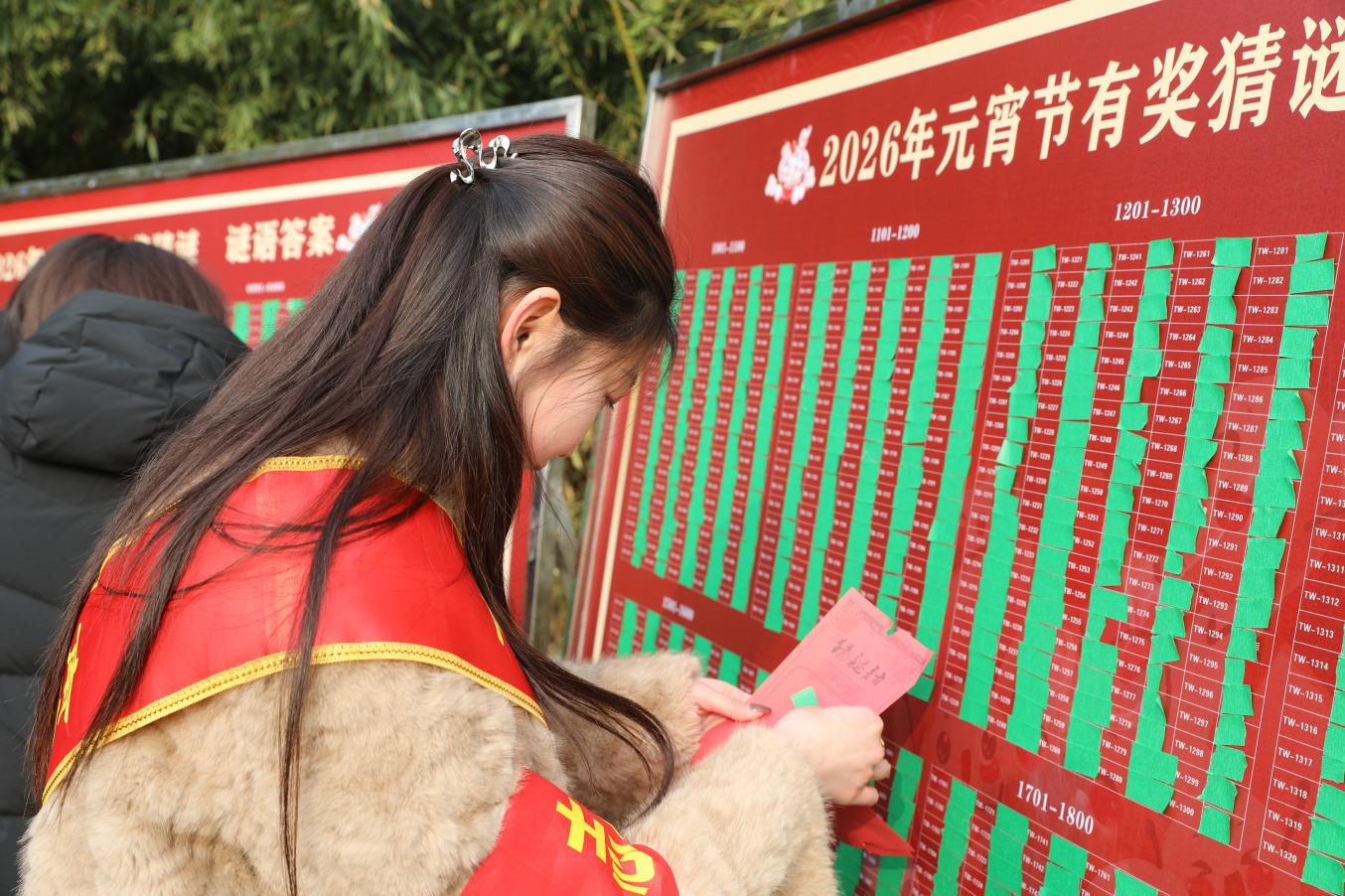 工作人员在核对群众猜灯谜答案。靳东凯摄