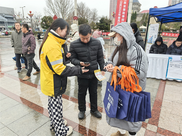 工作人員現場登記職業技能培訓需求人員信息。史岩輝攝