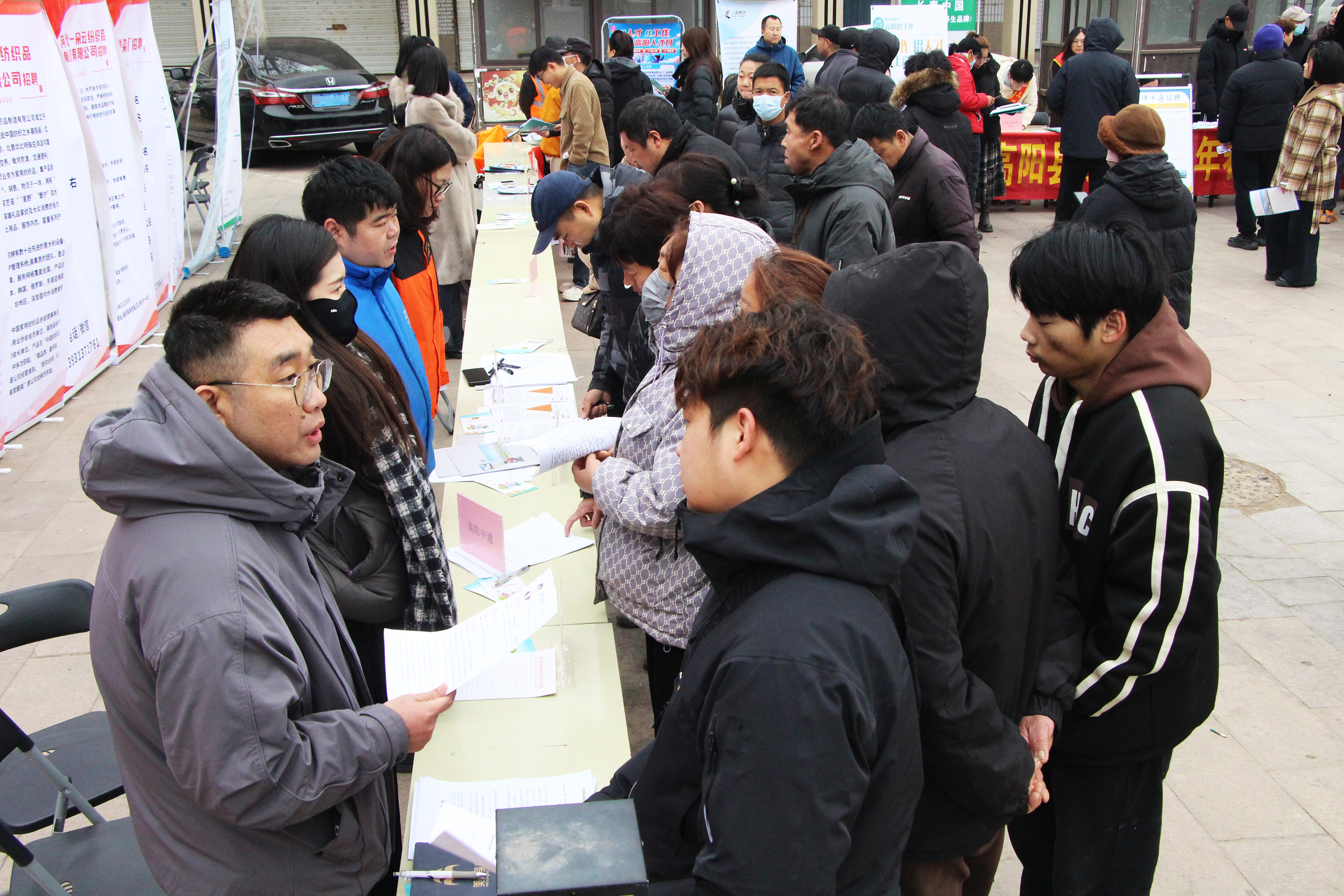 2月28日,高阳县招聘活动现场。杨瀰摄