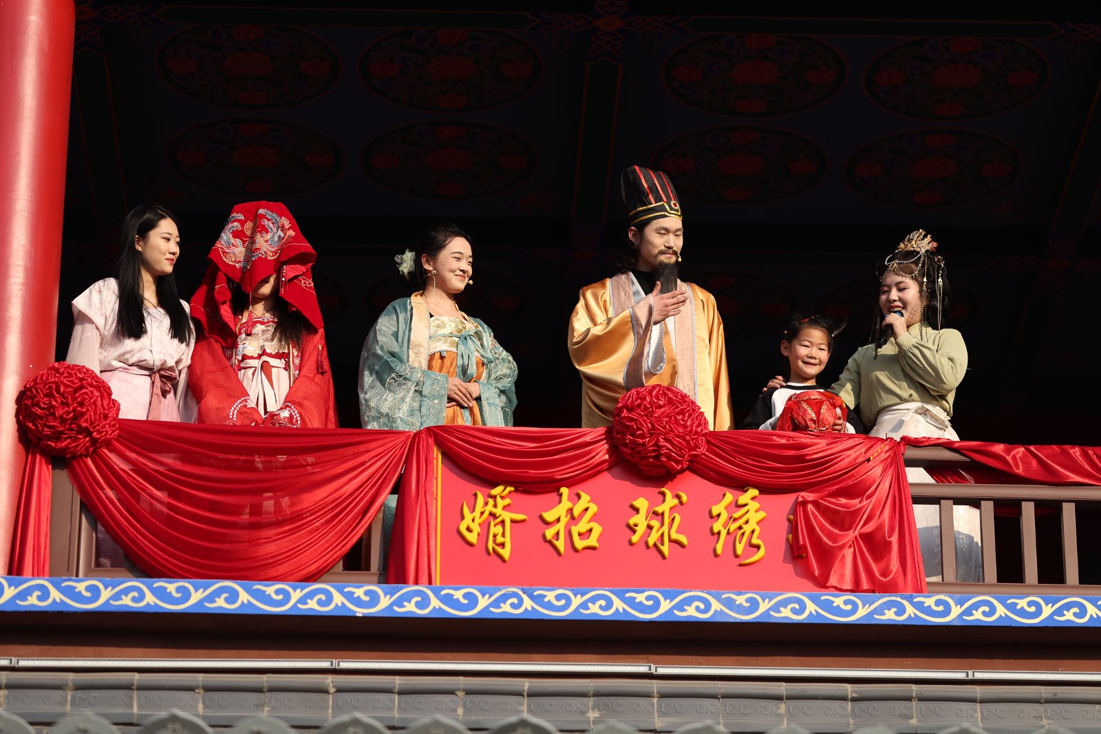 武安市太行武安城绣球招婿表演现场。霍聪聪摄