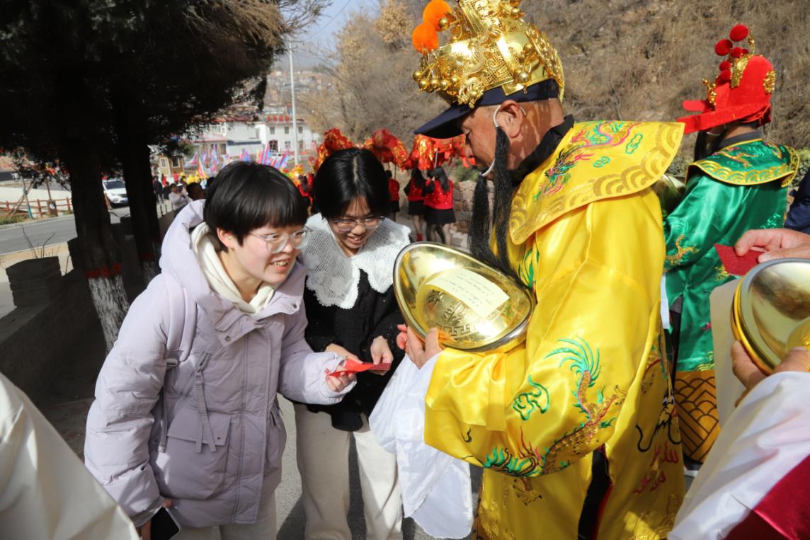 武安市古武当山景区演职人员与游客互动。康志强摄