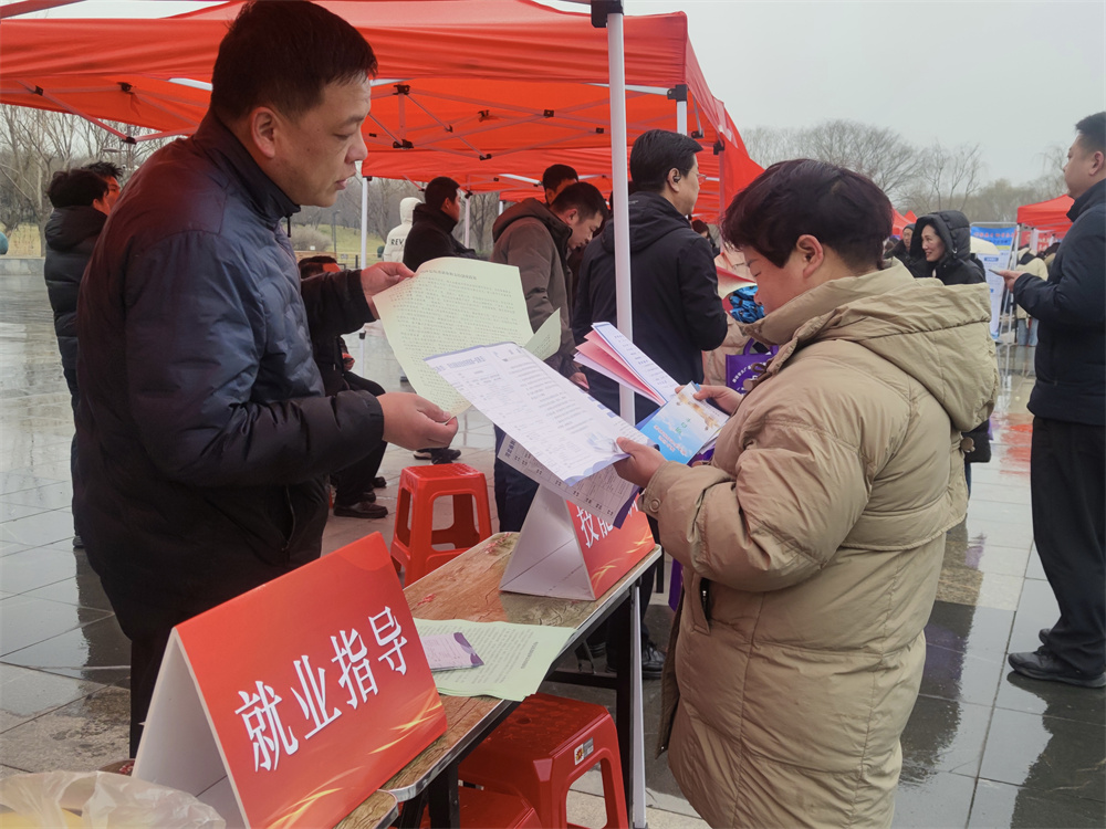 鸡泽县2026年春风行动招聘会现场，工作人员在为群众讲解就业政策。孙健摄