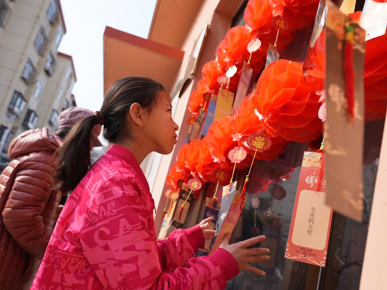 居民正在认真思考谜题。刘友辉摄