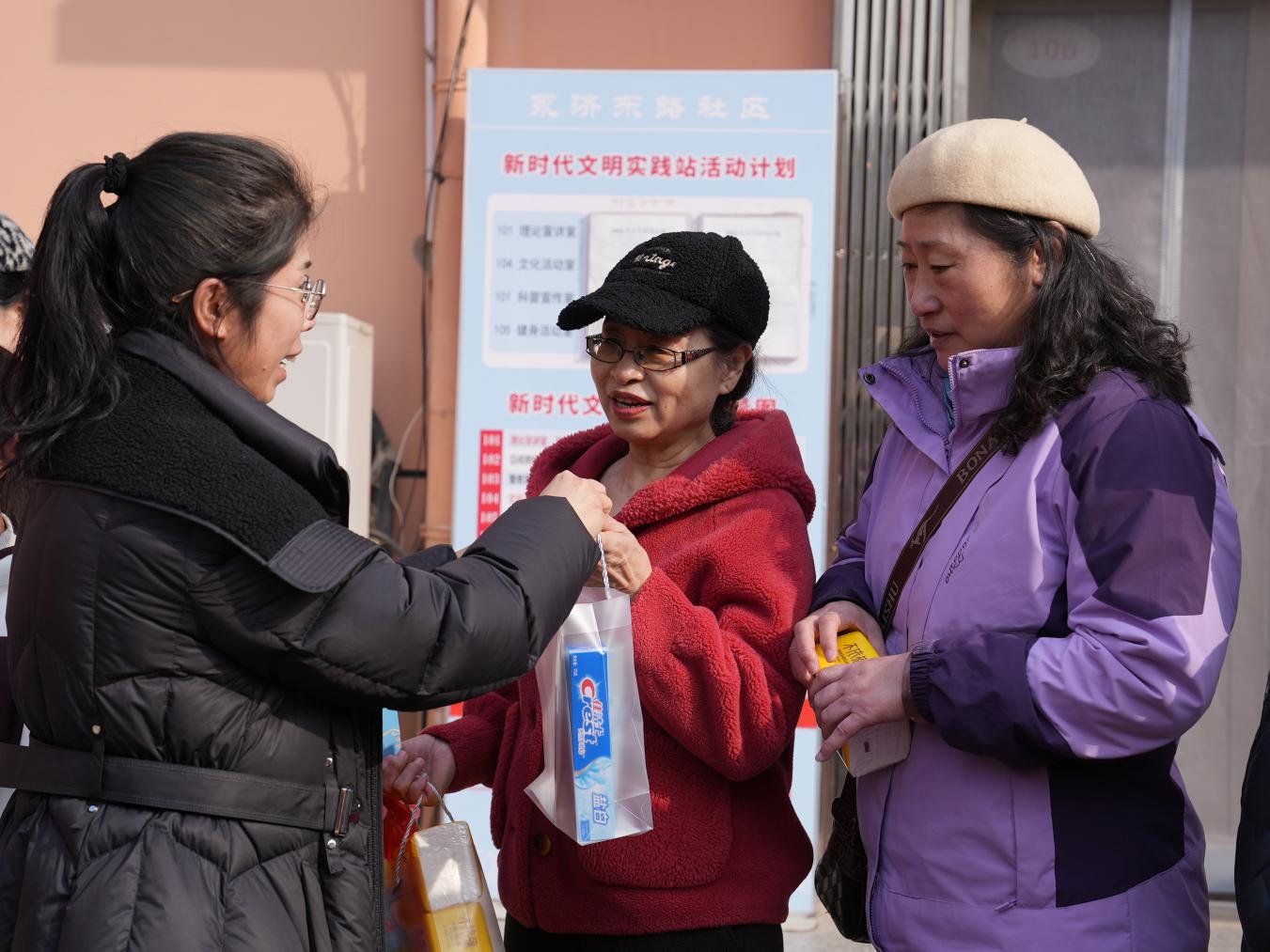 居民赢得游戏奖品。刘友辉摄