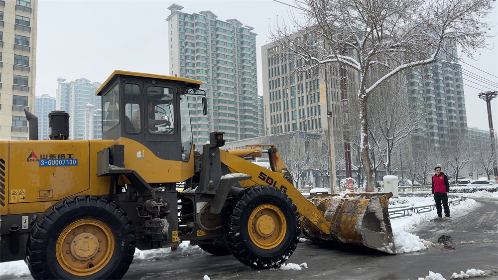 大型机械正在清除道路积雪。冯利轩摄