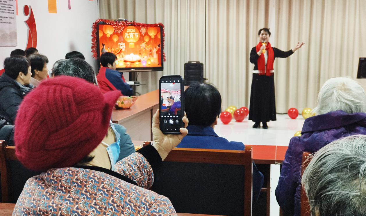 社區居民在觀看節目表演。郝立翠攝