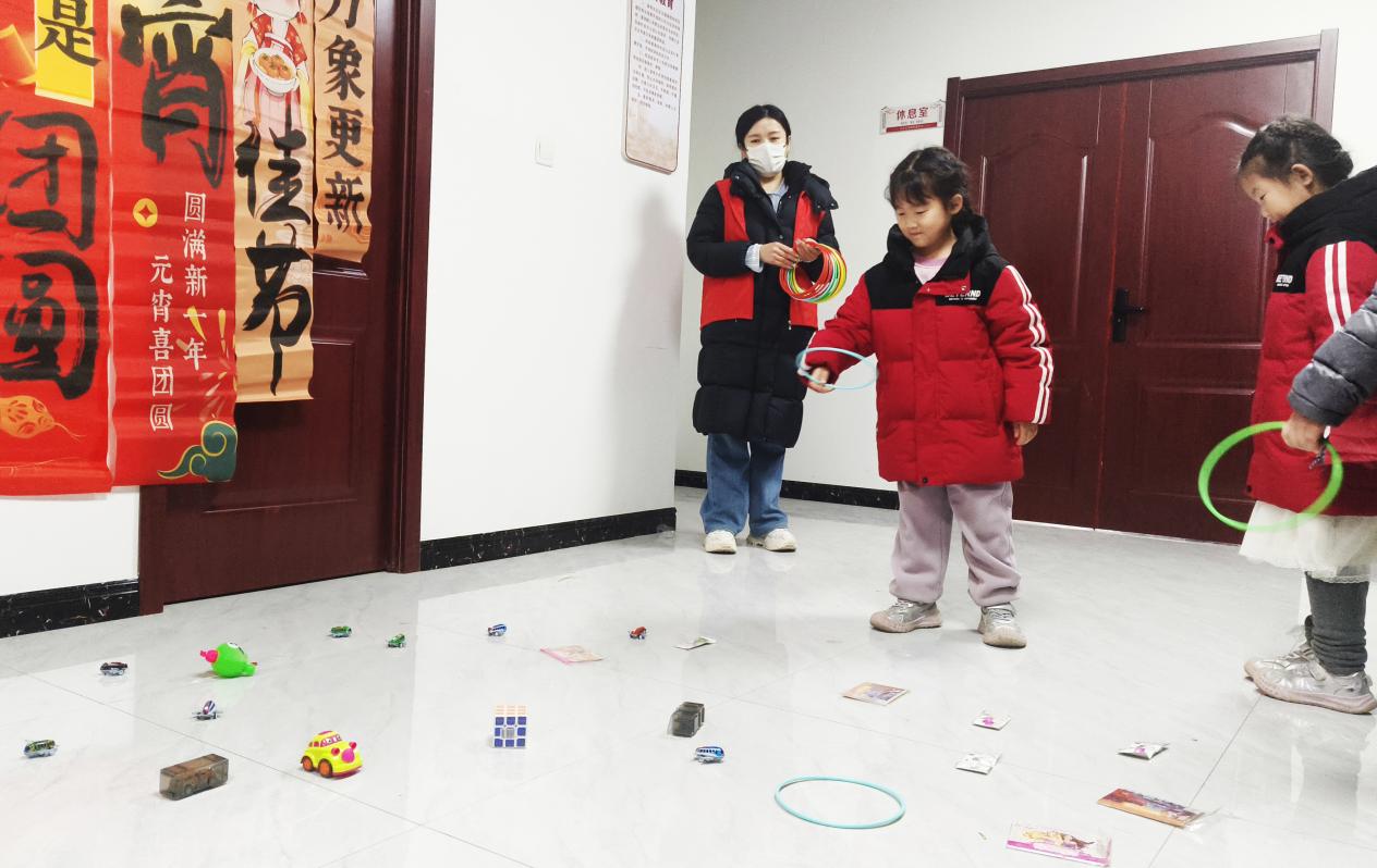 社區小朋友在玩套圈游戲。郝立翠攝