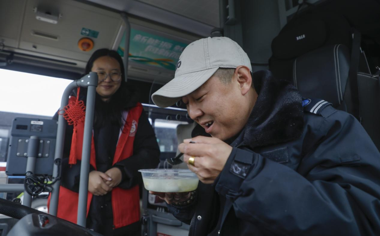 公交車司機正在吃愛心元宵。陳軍攝