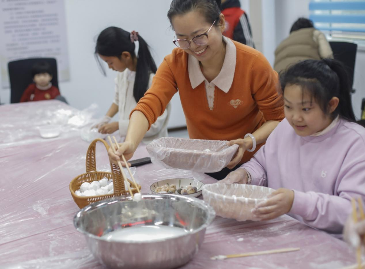 嘉誠瑞郡社區居民正在做手工元宵。陳軍攝