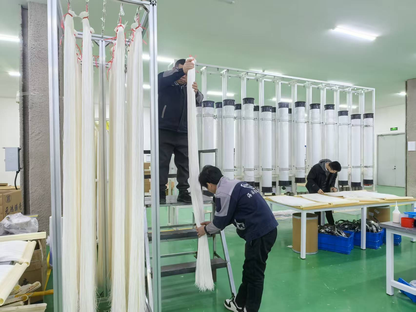 在海派特膜科技（河北）有限公司生產車間內，工作人員正在組裝發往非洲的膜組件。董亞茹攝