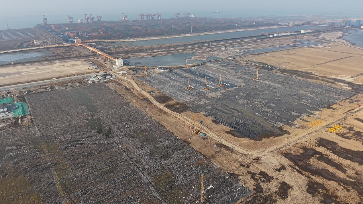 礦石混配項目排水板打設施工場景(航拍圖)。賈玉龍攝