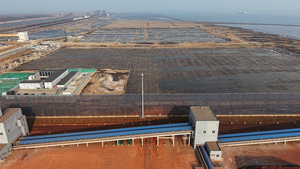 礦石混配項目全景,礦石堆場區排水板打設工作已完成(航拍圖)。賈玉龍攝