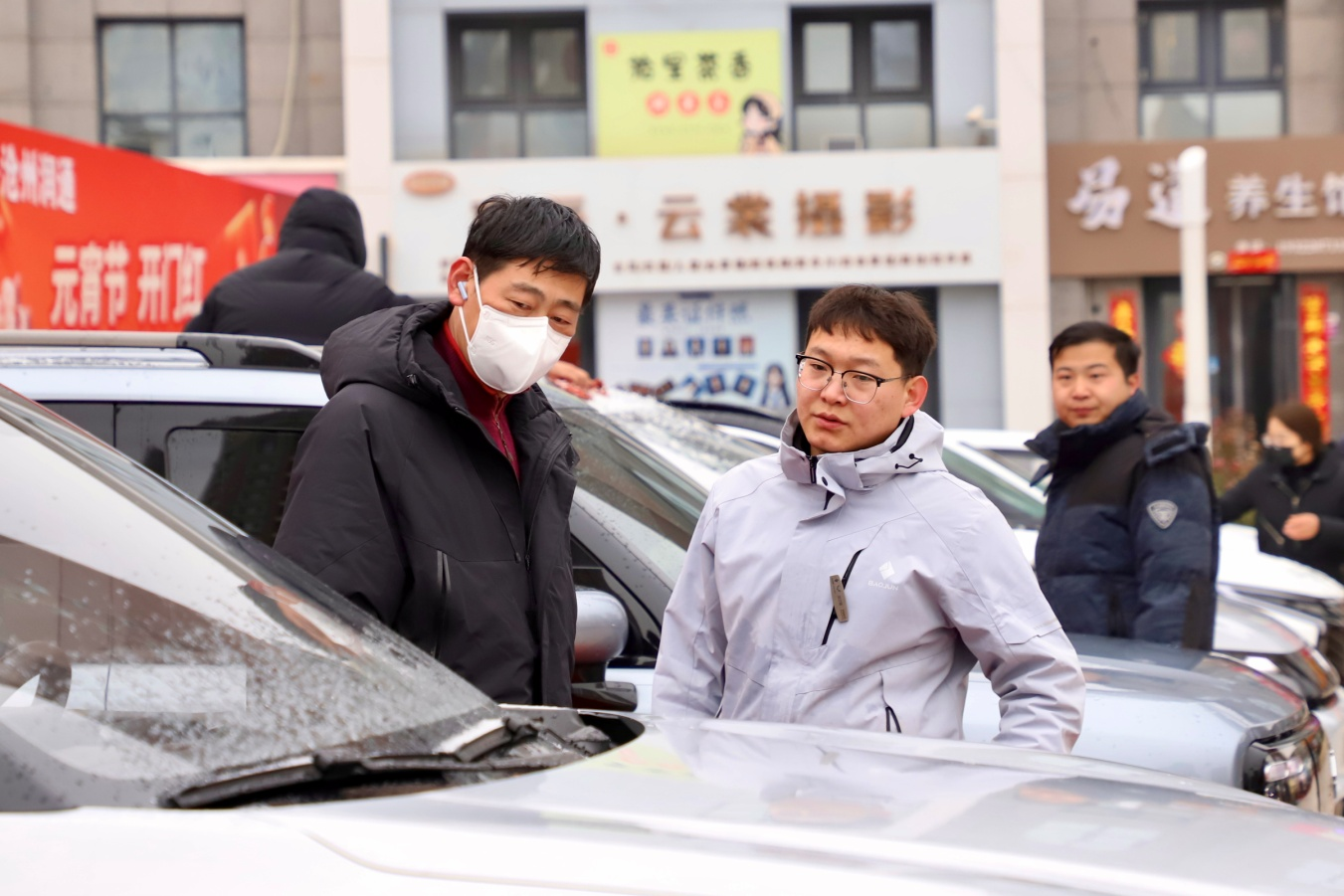 汽车展示区市民选购汽车。陈雷摄