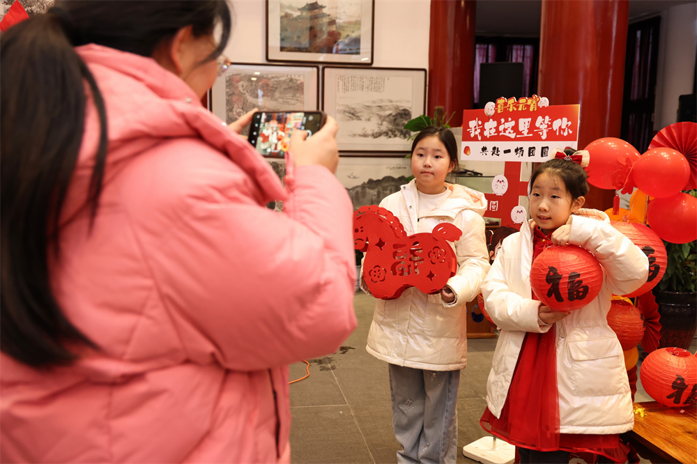 市民在活动现场拍照打卡。杨洋摄