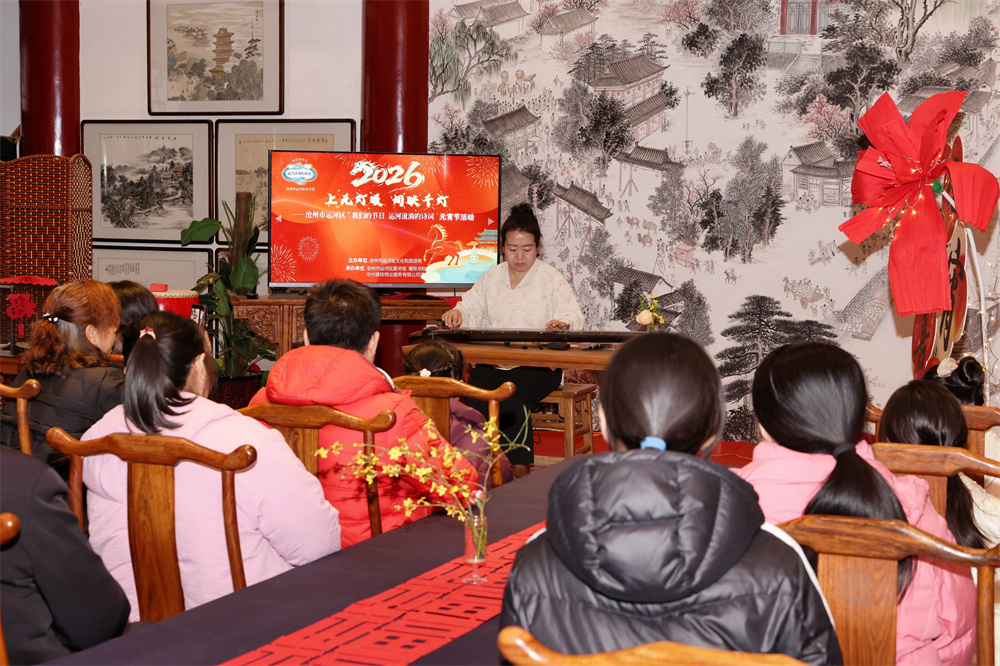 古琴老师为大家演奏乐曲。杨洋摄