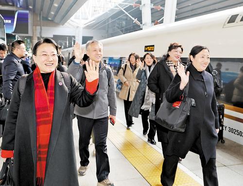 3月3日上午,出席十四屆全國人大四次會議的我省全國人大代表抵京。 本報記者 趙海江攝