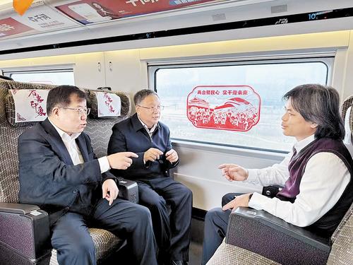 3月3日上午,報到途中,住冀全國政協委員在高鐵列車上交流討論。 趙新宇攝