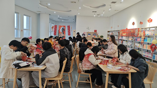 手工馬燈制作讓市民近距離體驗傳統技藝。安平縣委宣傳部供圖