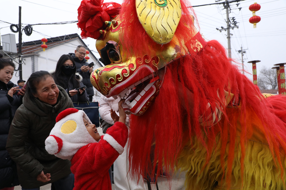 3月4日，傳統舞獅在文化惠民活動中與小觀眾互動。劉金忠攝
